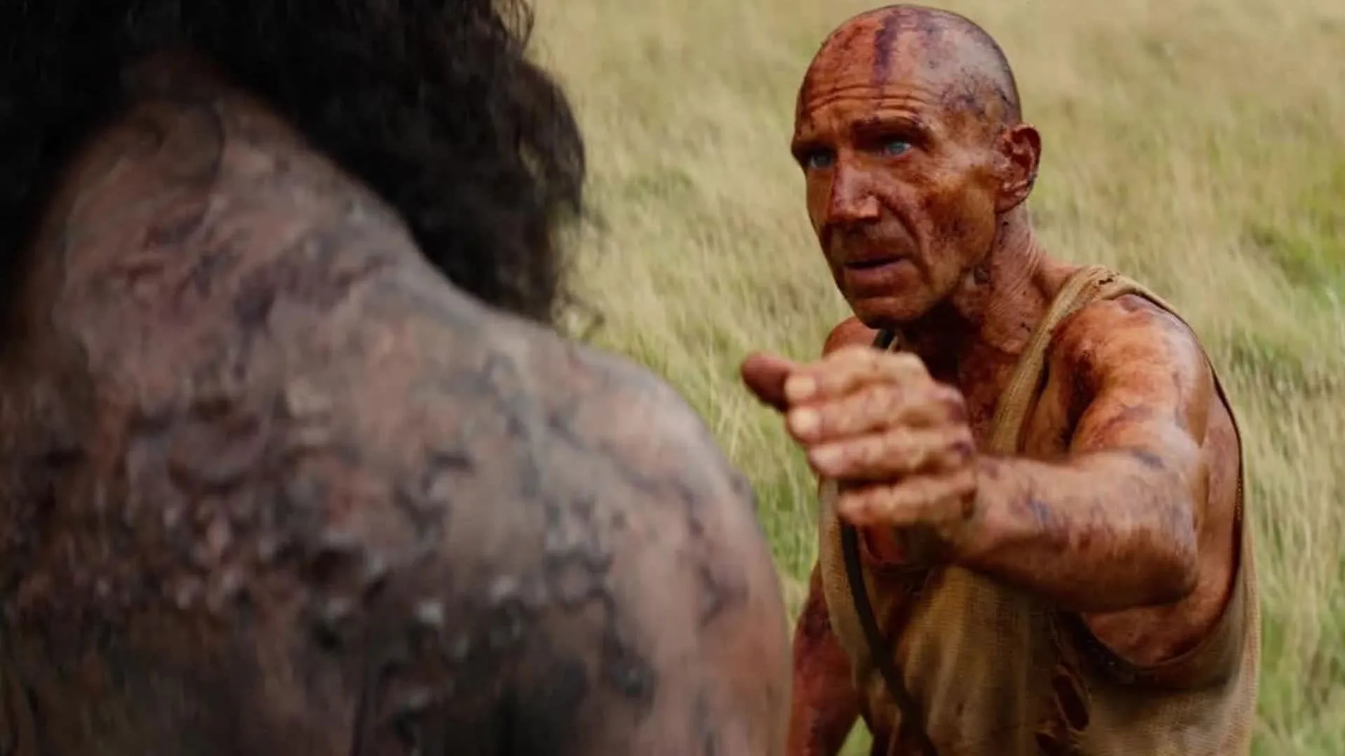 رالف فاینس به آرامی به یک زامبی درشت‌جثه نزدیک می‌شود در نمایی از فیلم ۲۸ سال بعد معبد استخوان نیا داکوستا