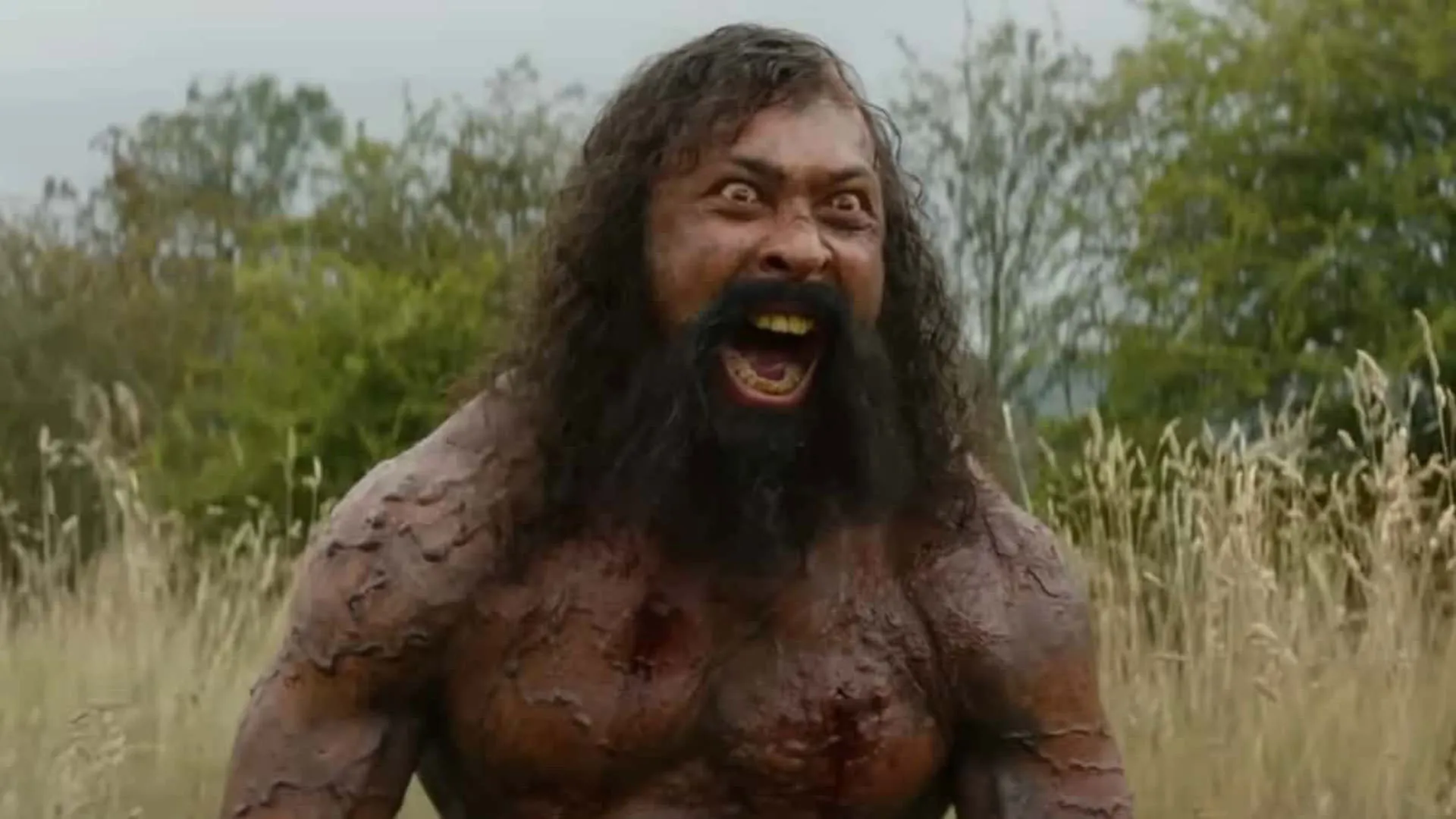 چی لوئیس پری در قامت یک زامبی با خشم فریاد می‌کشد در نمایی از فیلم ۲۸ سال بعد معبد استخوان نیا داکوستا