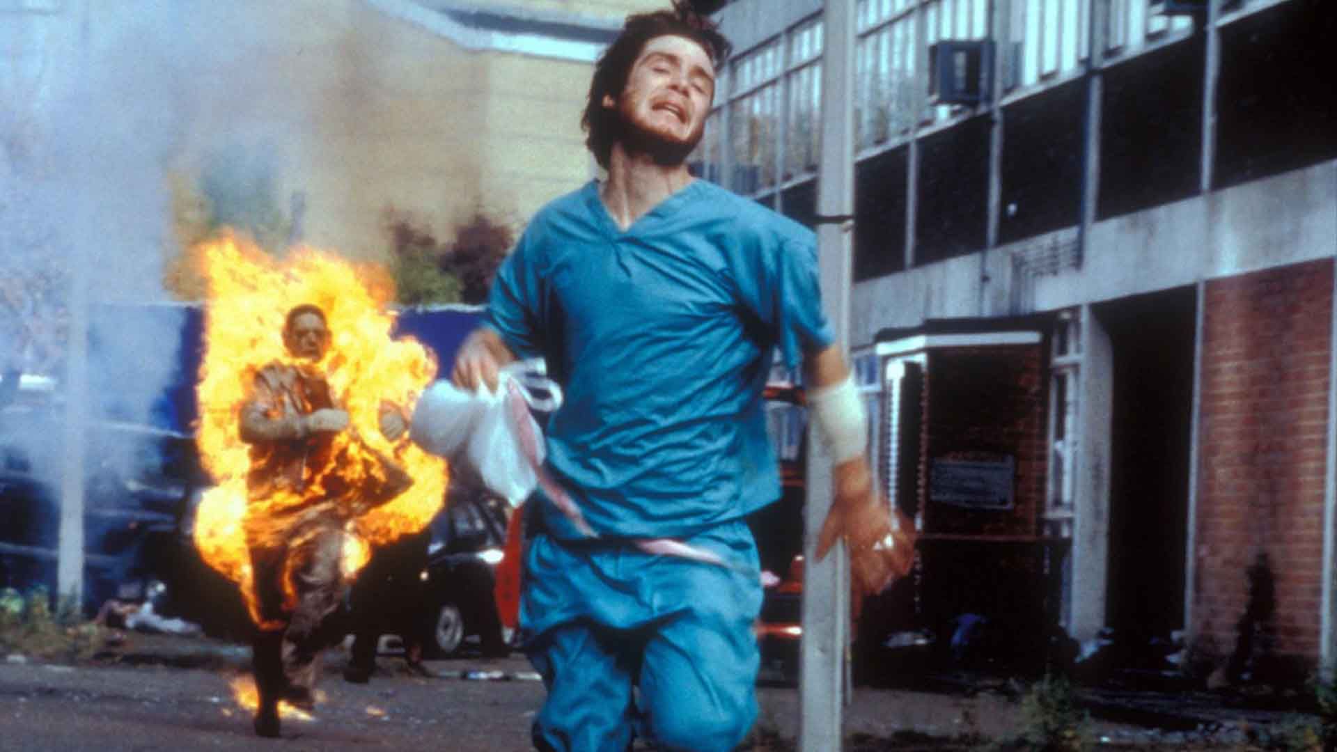 کیلین مورفی در حال فرار از دست یک زامبی در فیلم 28 Days Later