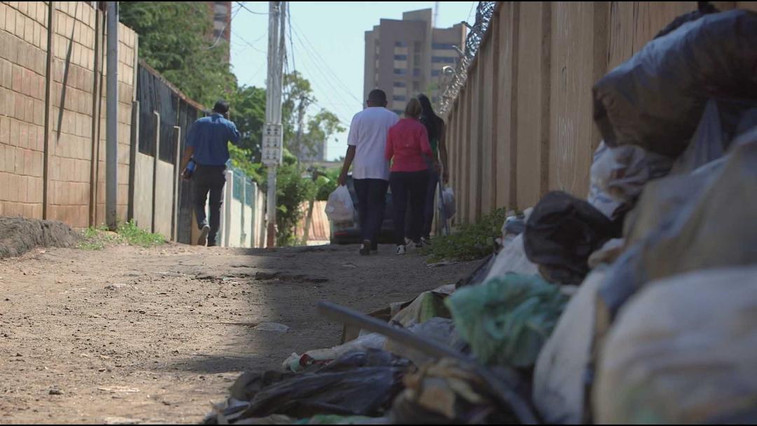 معرفی مستند A La Calle | سقوط آزاد یک ملت ثروتمند با نیکلاس مادورو