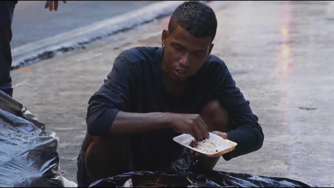 معرفی مستند A La Calle | سقوط آزاد یک ملت ثروتمند با نیکلاس مادورو
