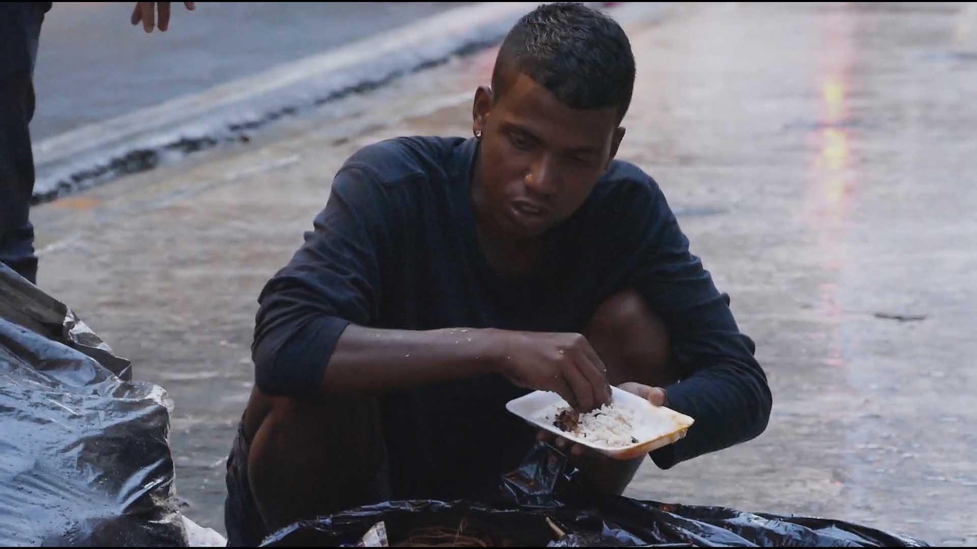معرفی مستند A La Calle | سقوط آزاد یک ملت ثروتمند با نیکلاس مادورو
