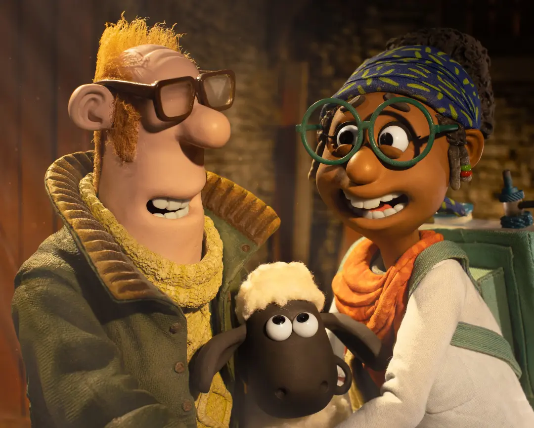 شخصیت‌های انیمیشن جدید آردمن (Aardman) در کنار یک گوسفند پشمالو