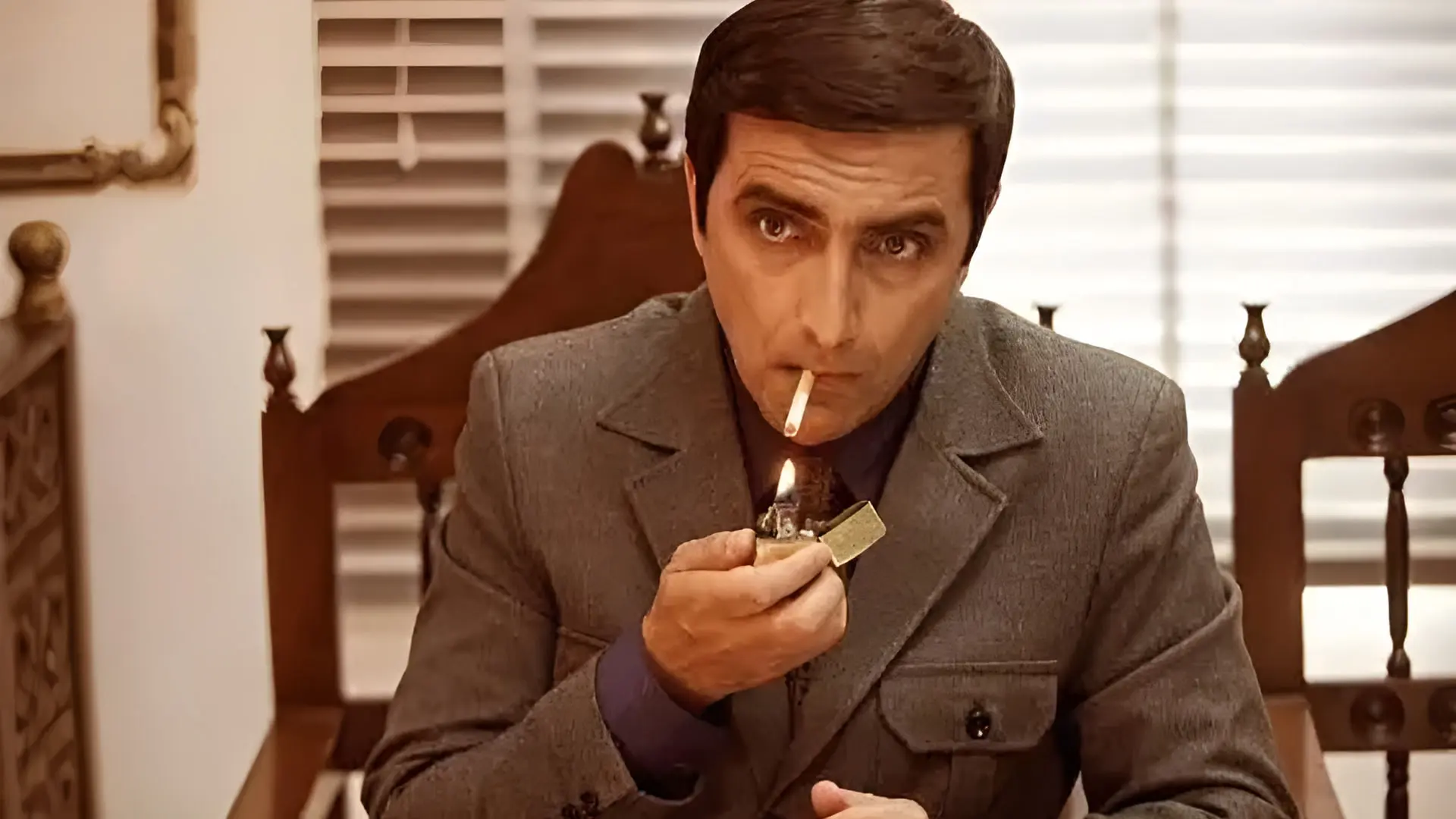 بازیگر (Sacha Baron Cohen) در حال روشن کردن سیگار با فندک