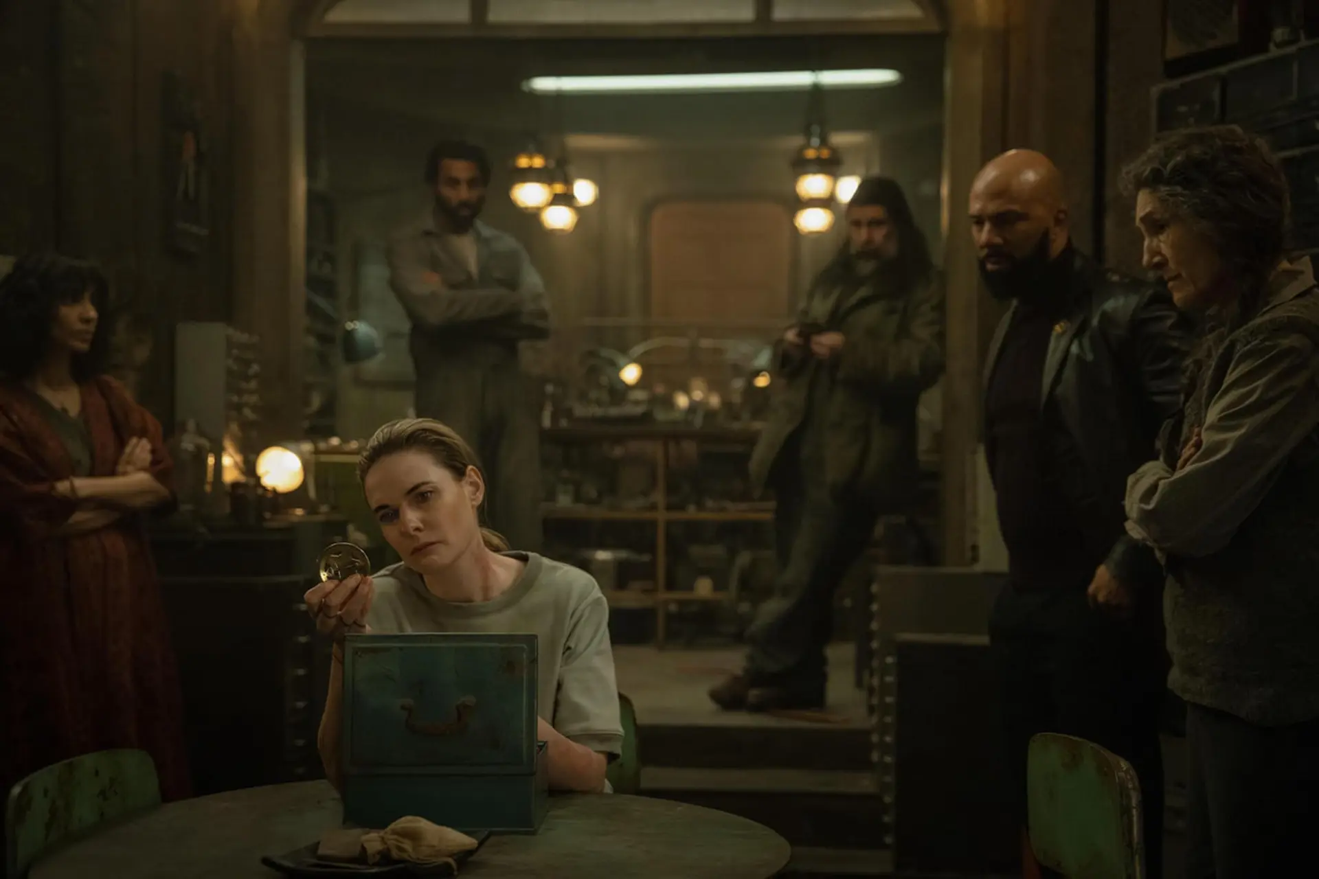 بازیگران سریال سایلو در حال حضور در یک محیط زیرزمینی Rebecca Ferguson, Sonita Henry, Harriet Walter, Common, and Avi Nash in Silo (2023)