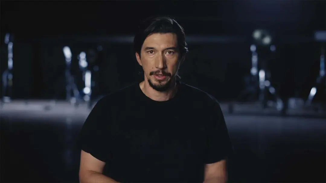 آدام درایور (Adam Driver) در استودیوی فیلم‌برداری با تیشرت مشکی