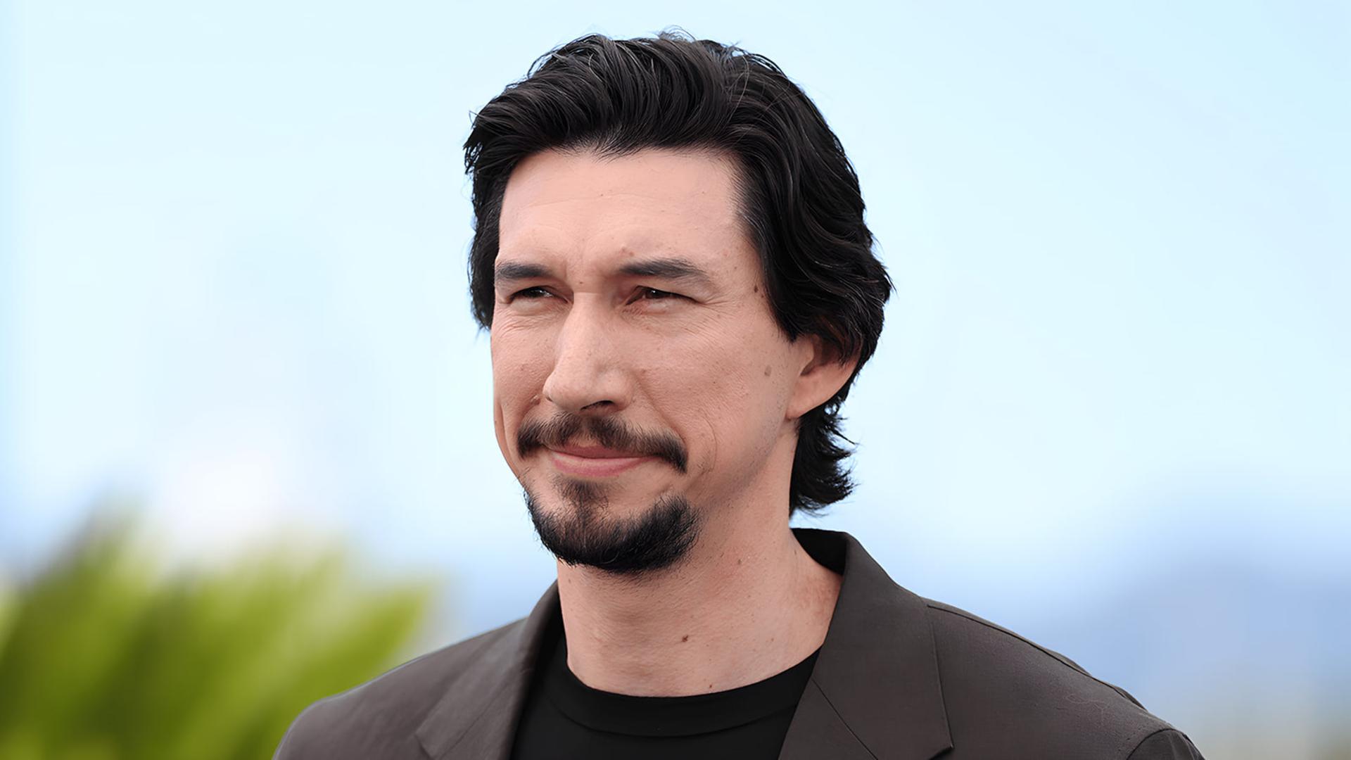 آدام درایور (Adam Driver) با ظاهری رسمی در یک رویداد
