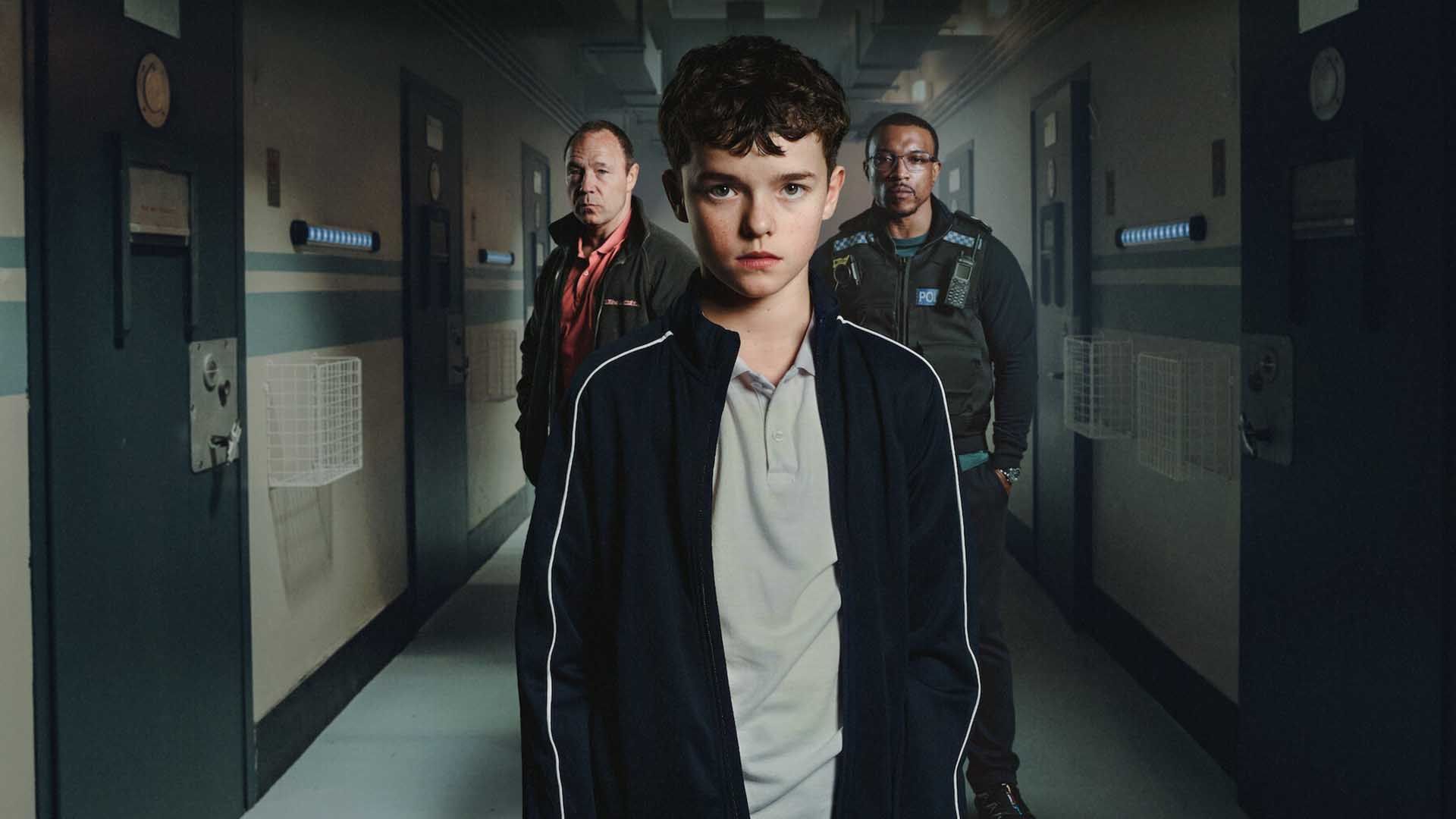 بازیگران اصلی مینی سریال adolescence در راهروی اداره