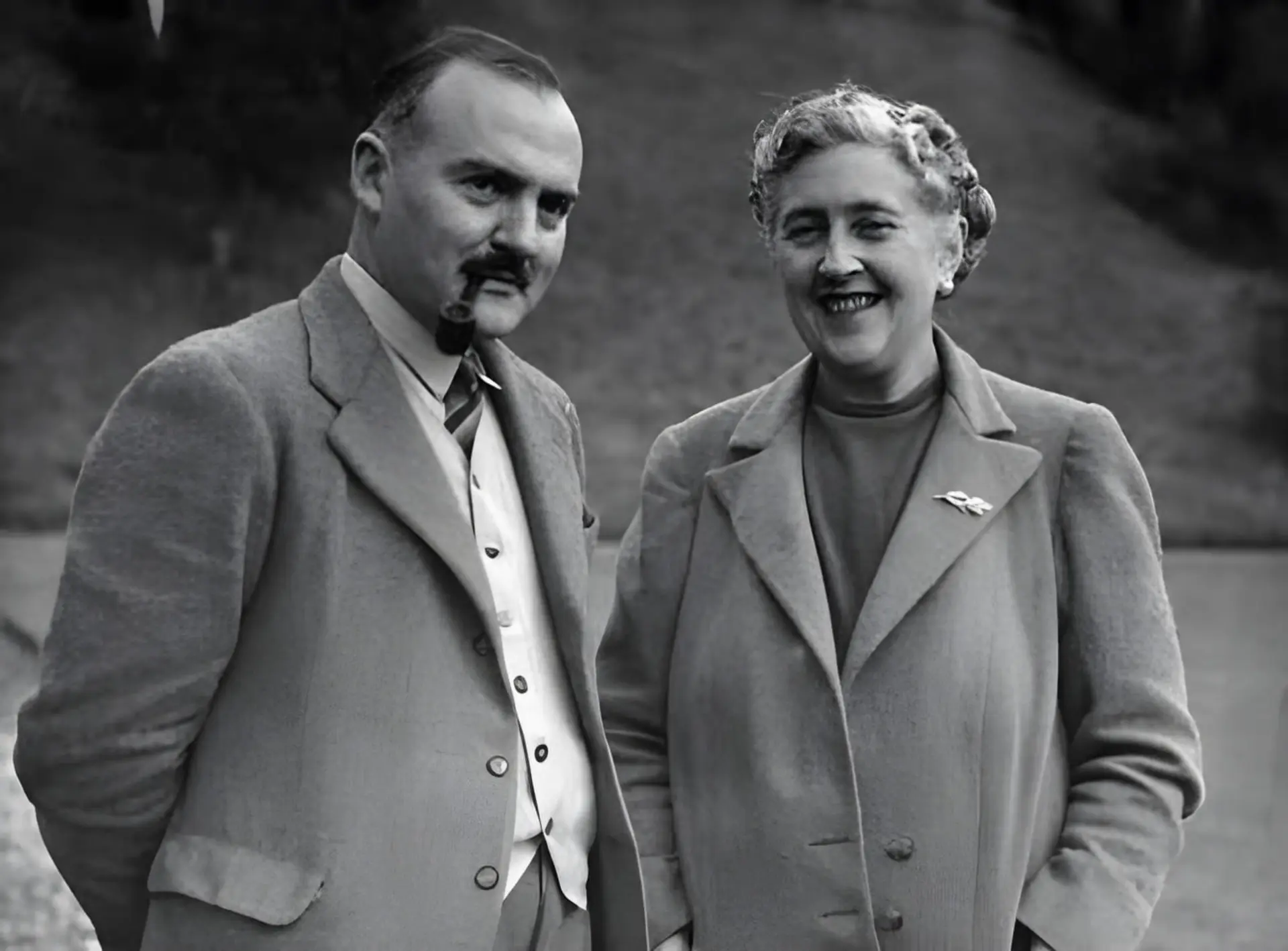 آگاتا کریستی (Agatha Christie) و همسرش ماکس مالو (Max Mallowan) در فضای باز