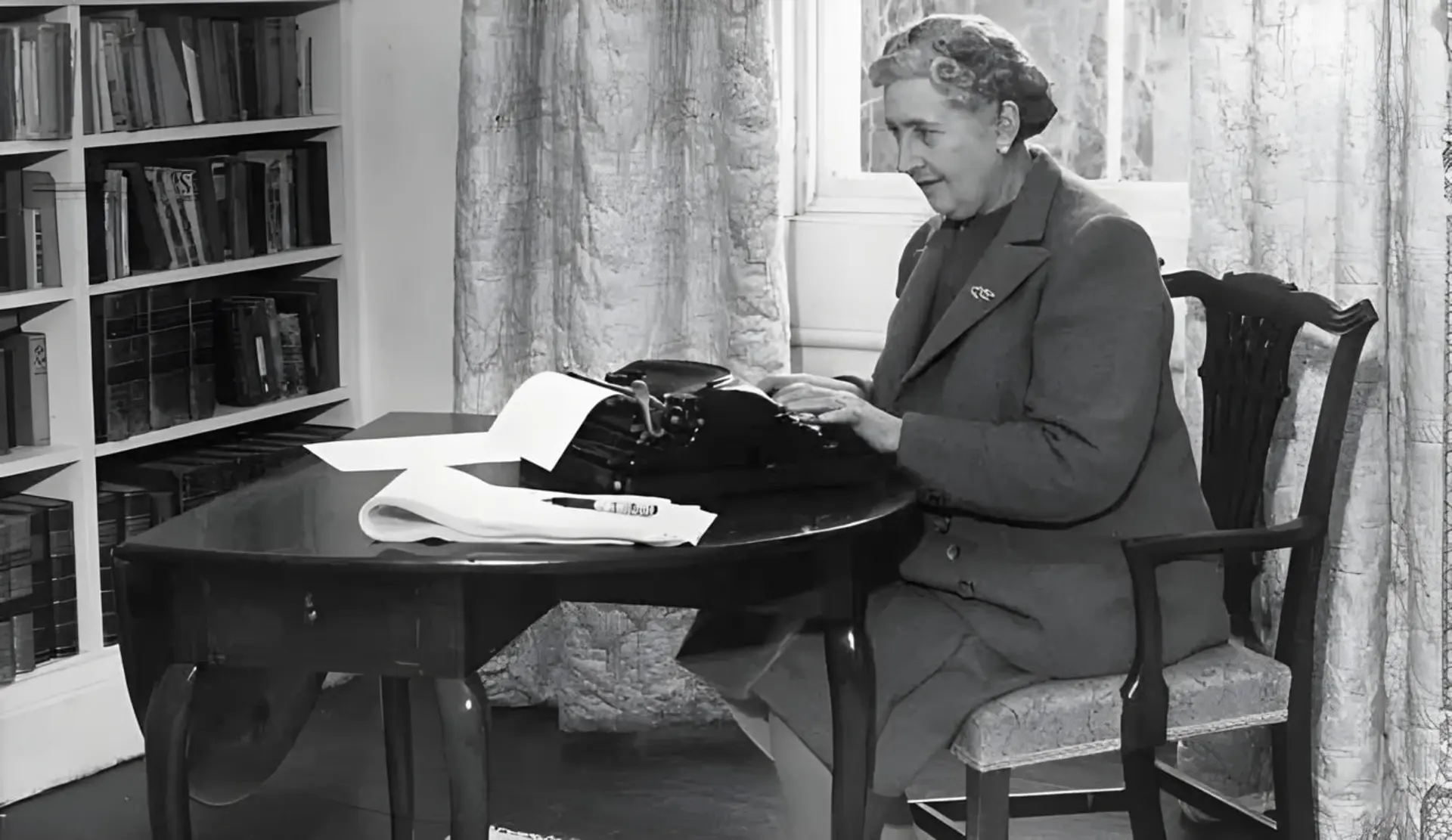 آگاتا کریستی (Agatha Christie) در حال تایپ کردن با ماشین تحریر در اتاق کار