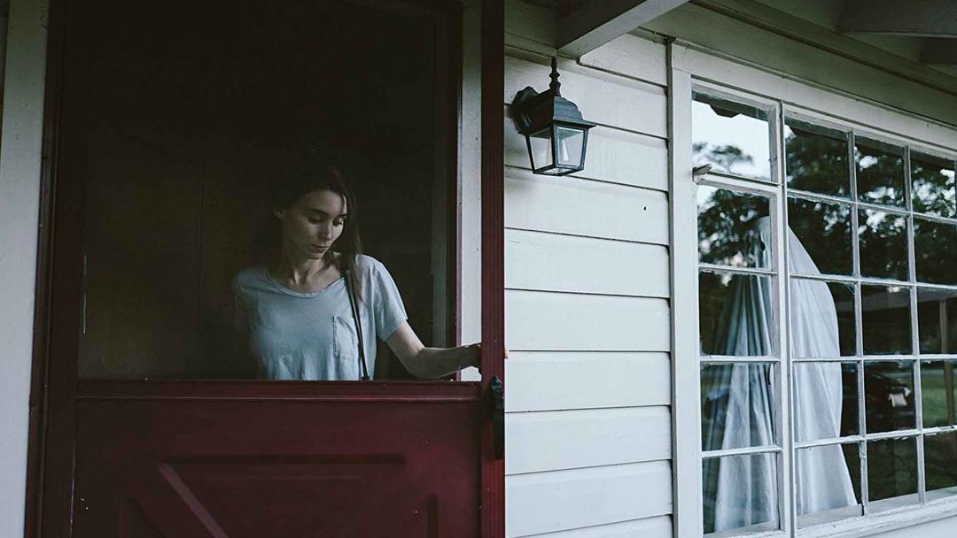رونی مارا و کاراکتر روح در فیلم A Ghost Story
