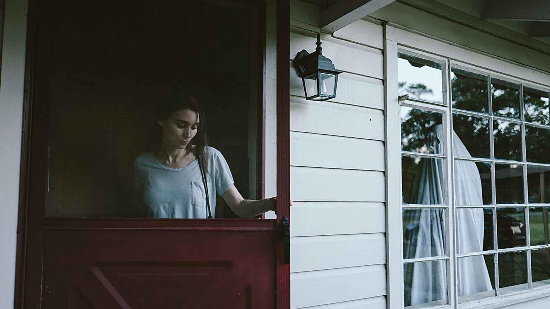 رونی مارا و کاراکتر روح در فیلم A Ghost Story