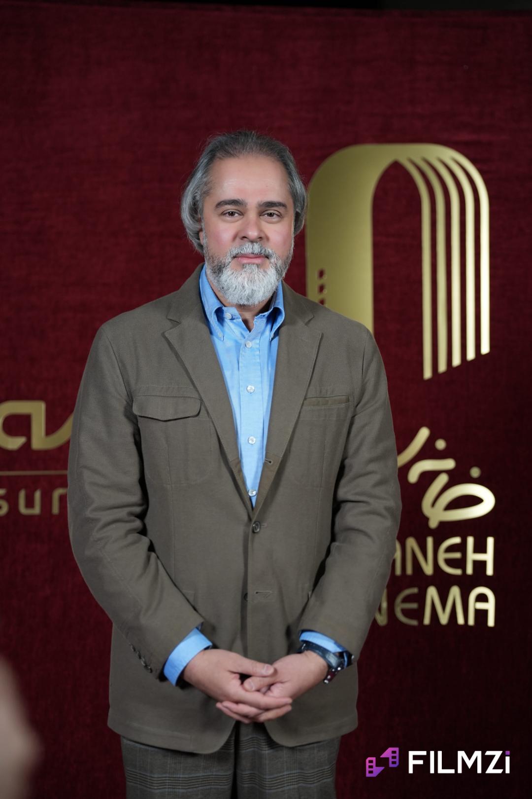 اکبر عبدی (Akbar Abdi) در مراسم جشن خانه سینما ایستاده است