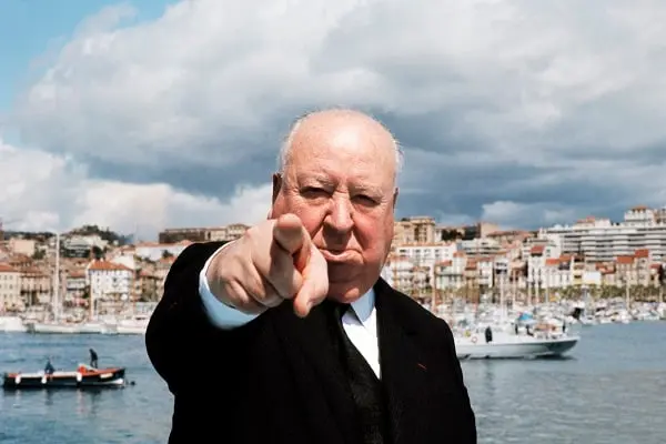 آلفرد هیچکاک (Alfred Hitchcock) در حالی که با انگشت به سمت دوربین اشاره می‌کند