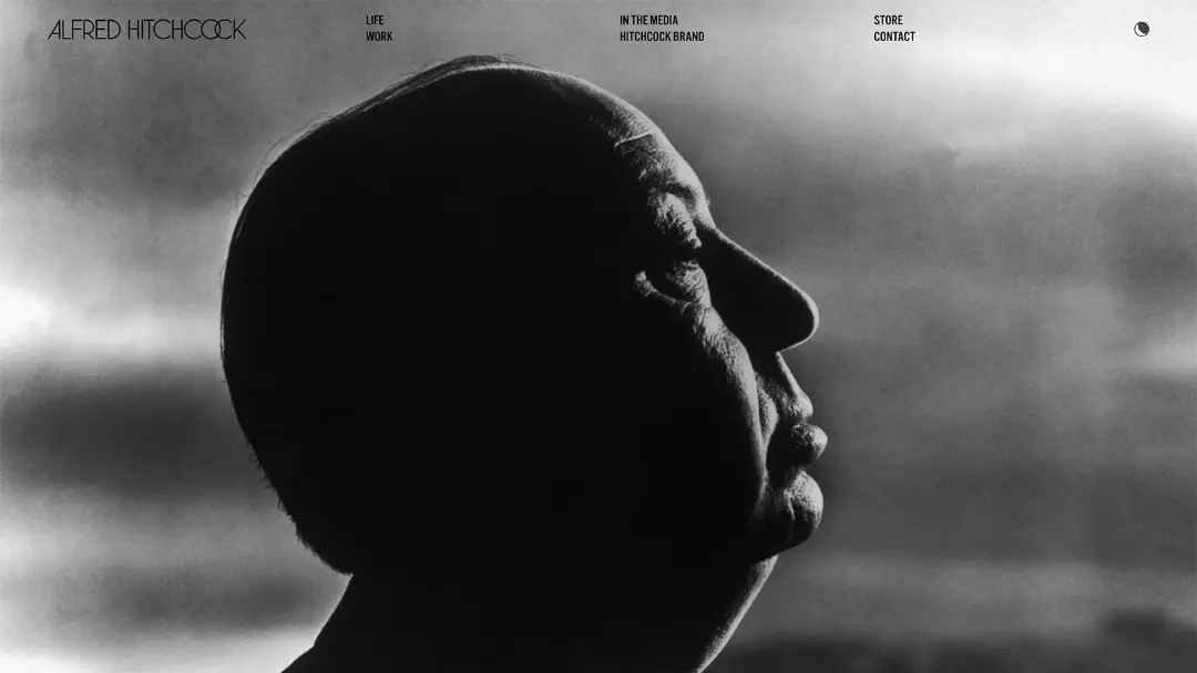 چهره نیم‌رخ آلفرد هیچکاک (Alfred Hitchcock) در پس‌زمینه‌ای تیره و مه‌آلود