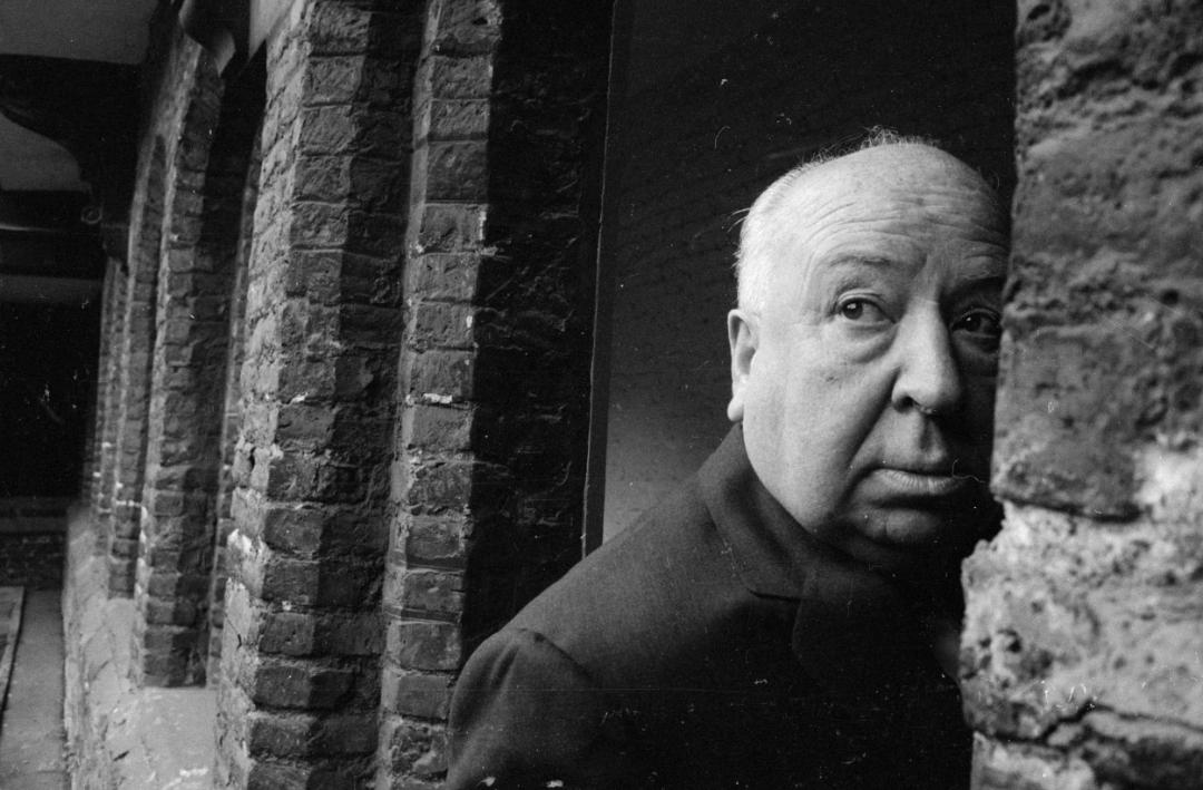 چهره آلفرد هیچکاک (Alfred Hitchcock) در میان ستون‌های آجری