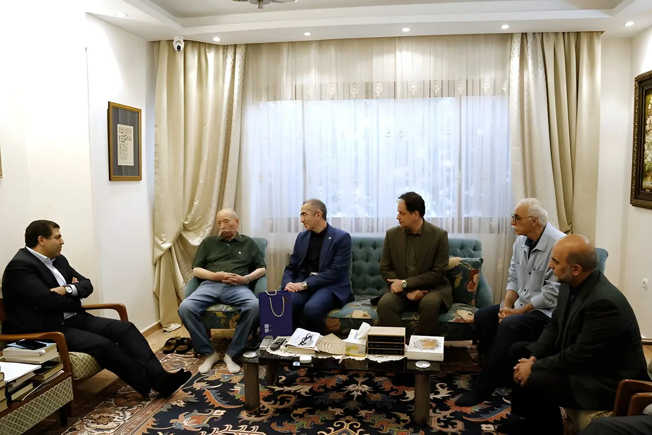 گروهی از مردان در حال گفت‌و‌گو در مراسم رونمایی از تندیس علی نصیریان (Ali Nasiriyan)