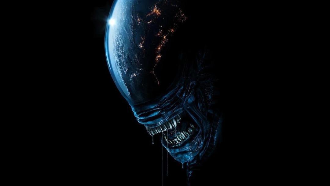 زنومورف در سریال Alien: Earth با سری که سیاره زمین در آن نمایش داده می‌شود