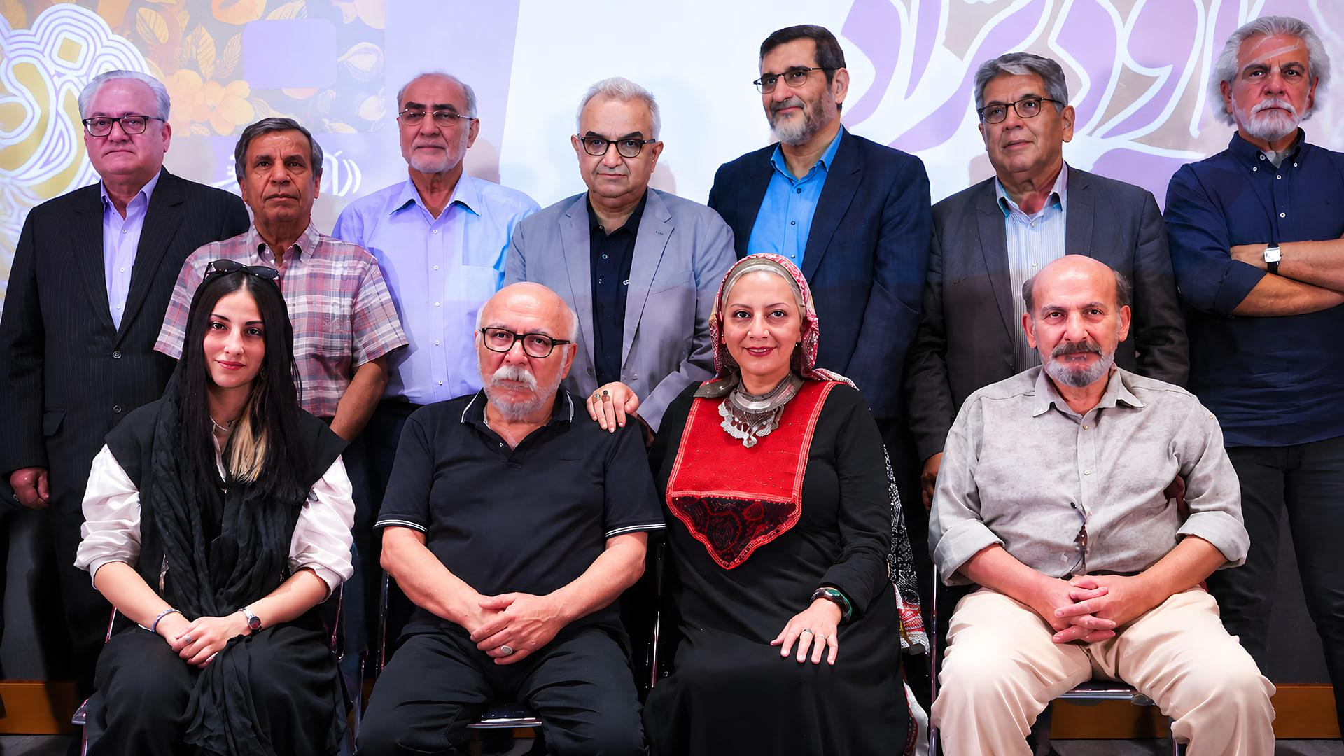 علیرضا داودنژاد (Alireza Davoodnejad) در کنار هنرمندان و مسئولان در مراسم دریافت نشان درجه یک هنری
