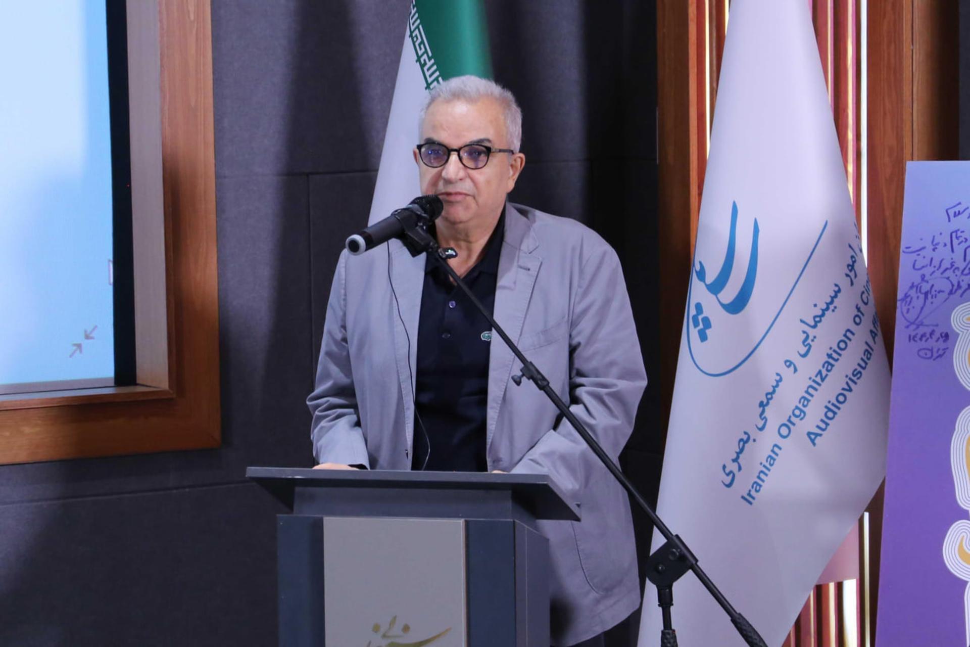 علیرضا داودنژاد (Alireza Davoodnejad) پشت تریبون در مراسم اهدای نشان هنری