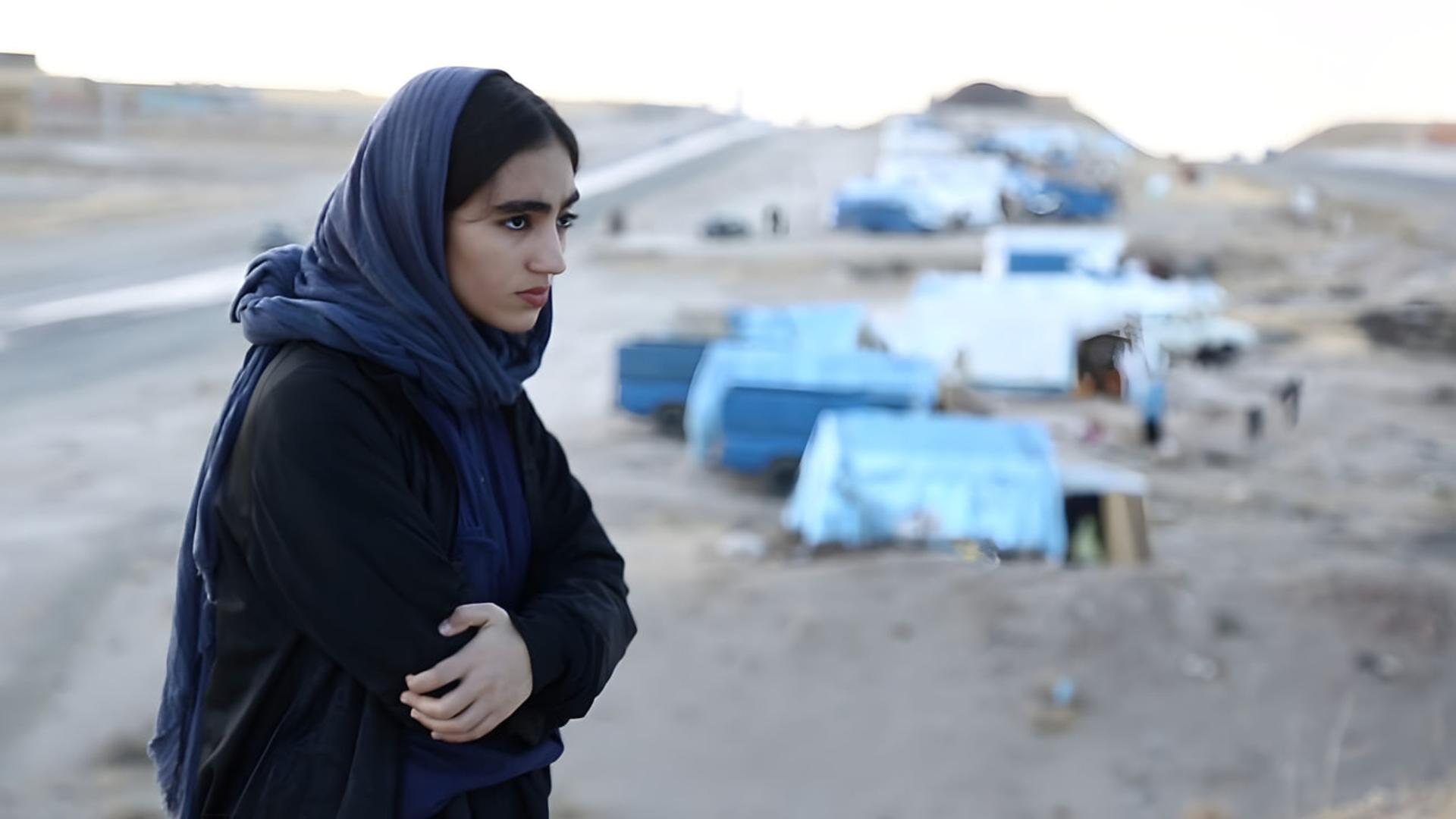 زن جوان در محیطی بیابانی و روستایی در مستند خون طلایی آمنه