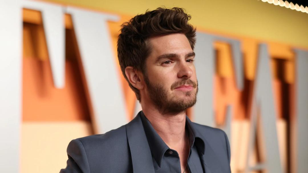 اندرو گارفیلد (Andrew Garfield) در یک مراسم رسمی ایستاده است