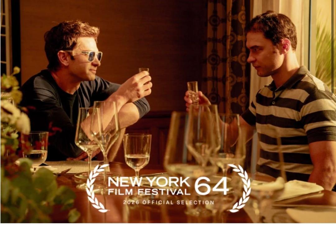 اندرو گارفیلد (Andrew Garfield) در حال گفت‌و‌گو با مردی دیگر در صحنه‌ای از فیلم هوش مصنوعی