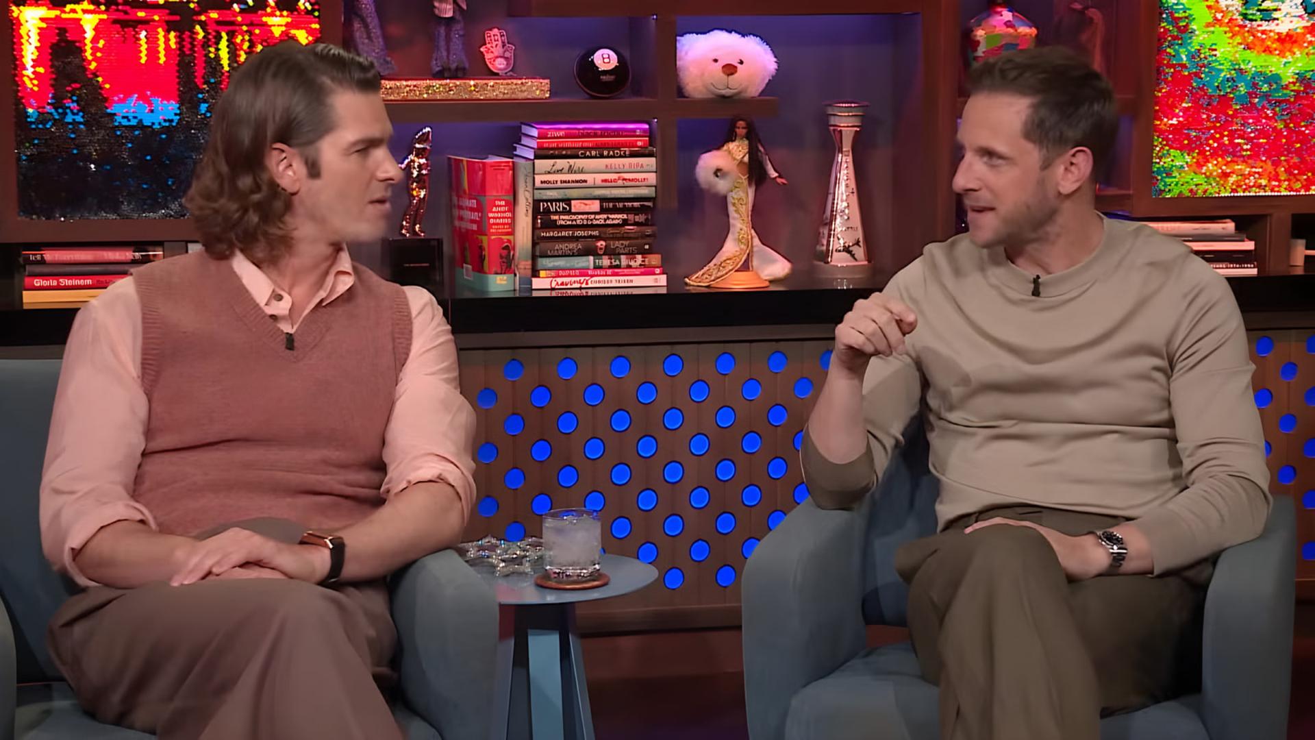 اندرو گارفیلد (Andrew Garfield) و جیمی بل (Jamie Bell) در یک برنامه تلویزیونی در حال گفت‌و‌گو هستند