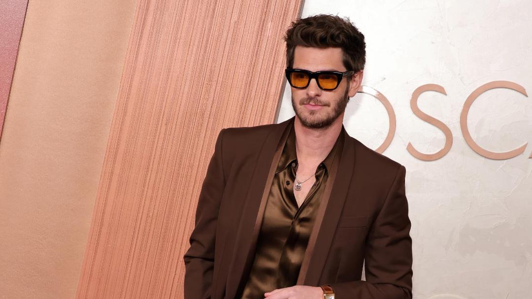 اندرو گارفیلد (Andrew Garfield) با عینک آفتابی در مراسم جوایز اسکار