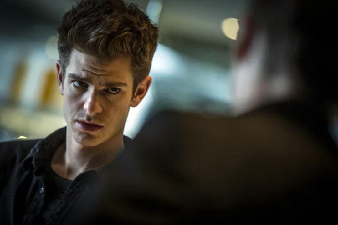 چهره اندرو گارفیلد (Andrew Garfield) در یک نمای نزدیک و دراماتیک