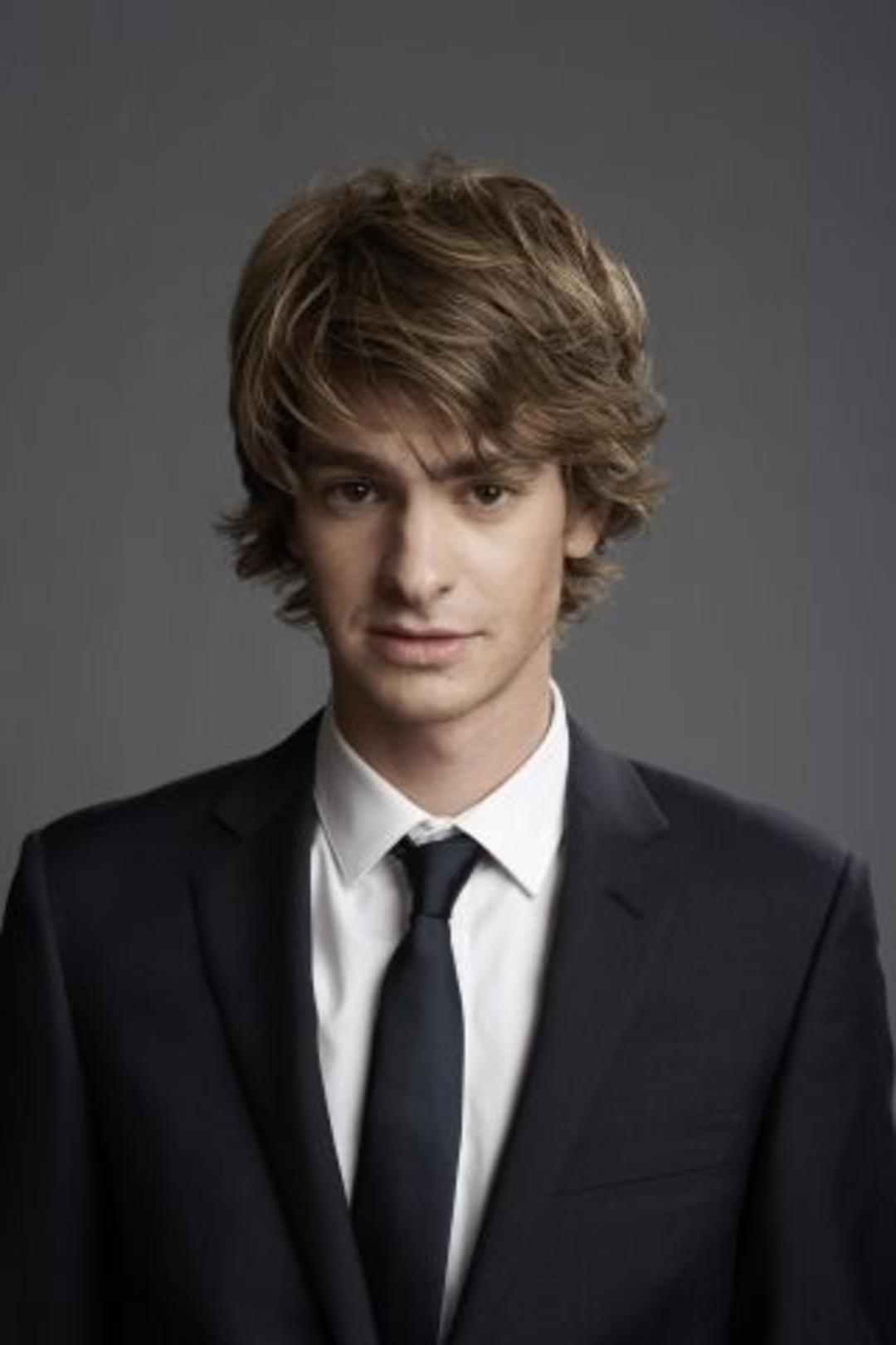 اندرو گارفیلد (Andrew Garfield) با کت و پیراهن سفید در استودیوی عکاسی