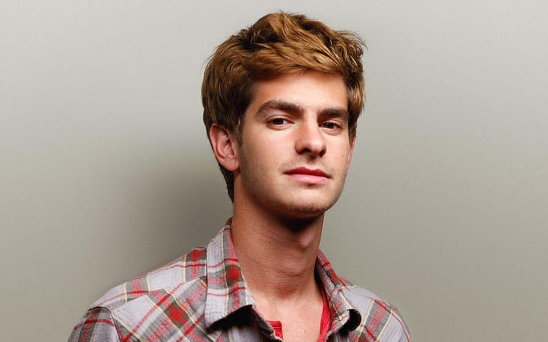 اندرو گارفیلد (Andrew Garfield) با موهای قهوه‌ای در مقابل پس‌زمینه ساده