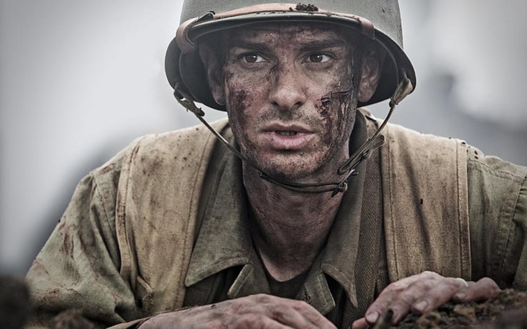 اندرو گارفیلد (Andrew Garfield) با چهره‌ای خاکی در نقش یک سرباز جنگی