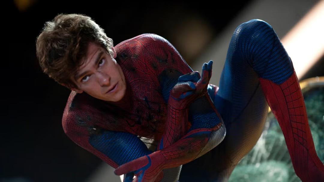 مرد عنکبوتی (Spider-Man) با لباس قرمز و آبی در حال حرکت
