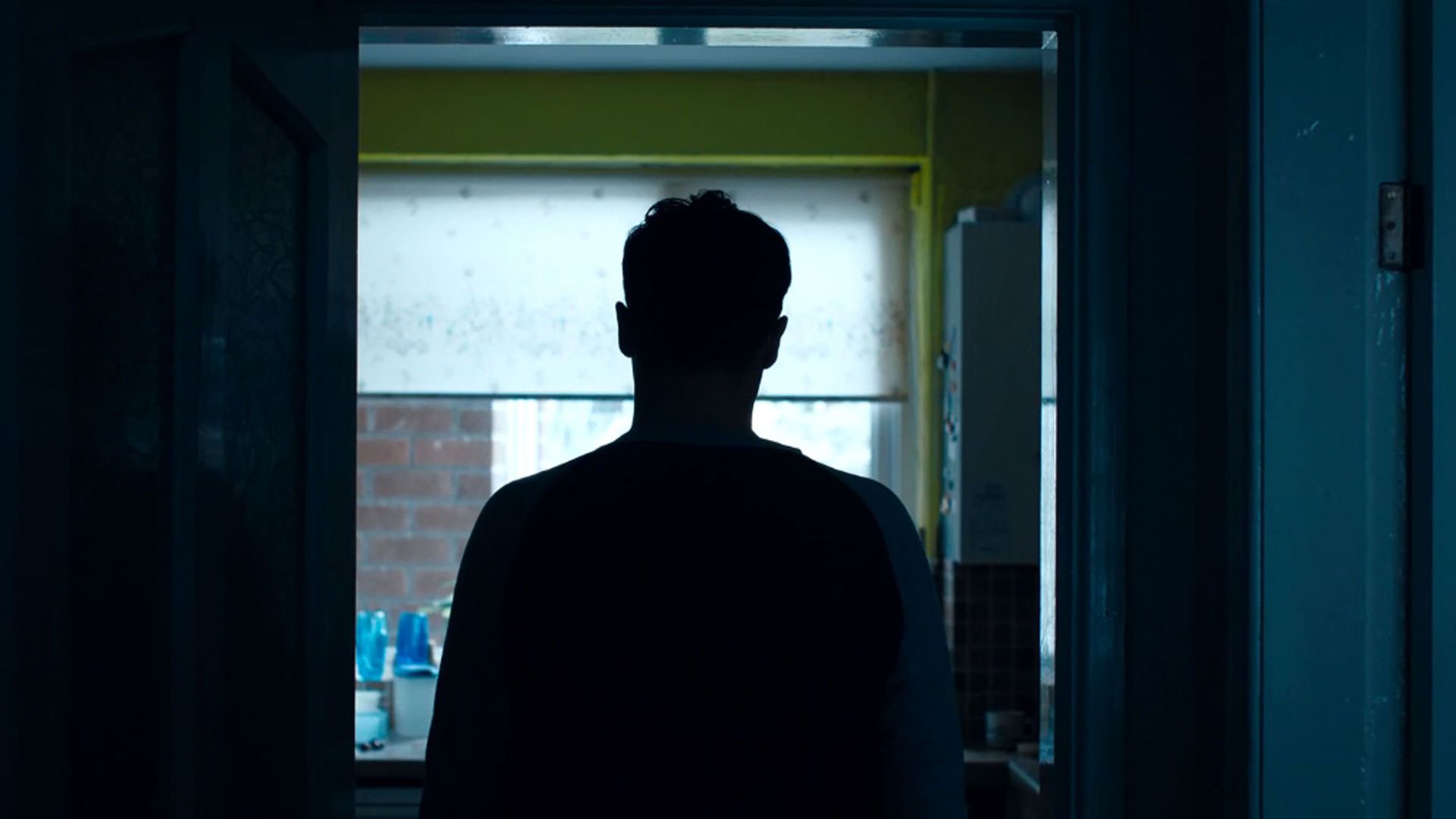 پسری را از پشت سر در نمایی ضدنور می‌بینیم در فیلم آنمونی به کارگردانی رونن دی لوئیس