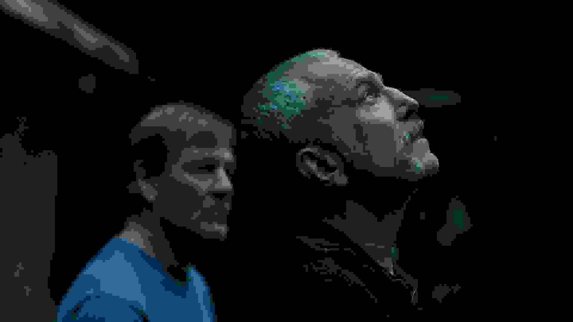 دنیل دی لوئیس ایستاده جلوتر از شان بین که در پس‌زمینه دیده می‌شود در نمایی از فیلم آنمونی به کارگردانی رونن دی لوئیس