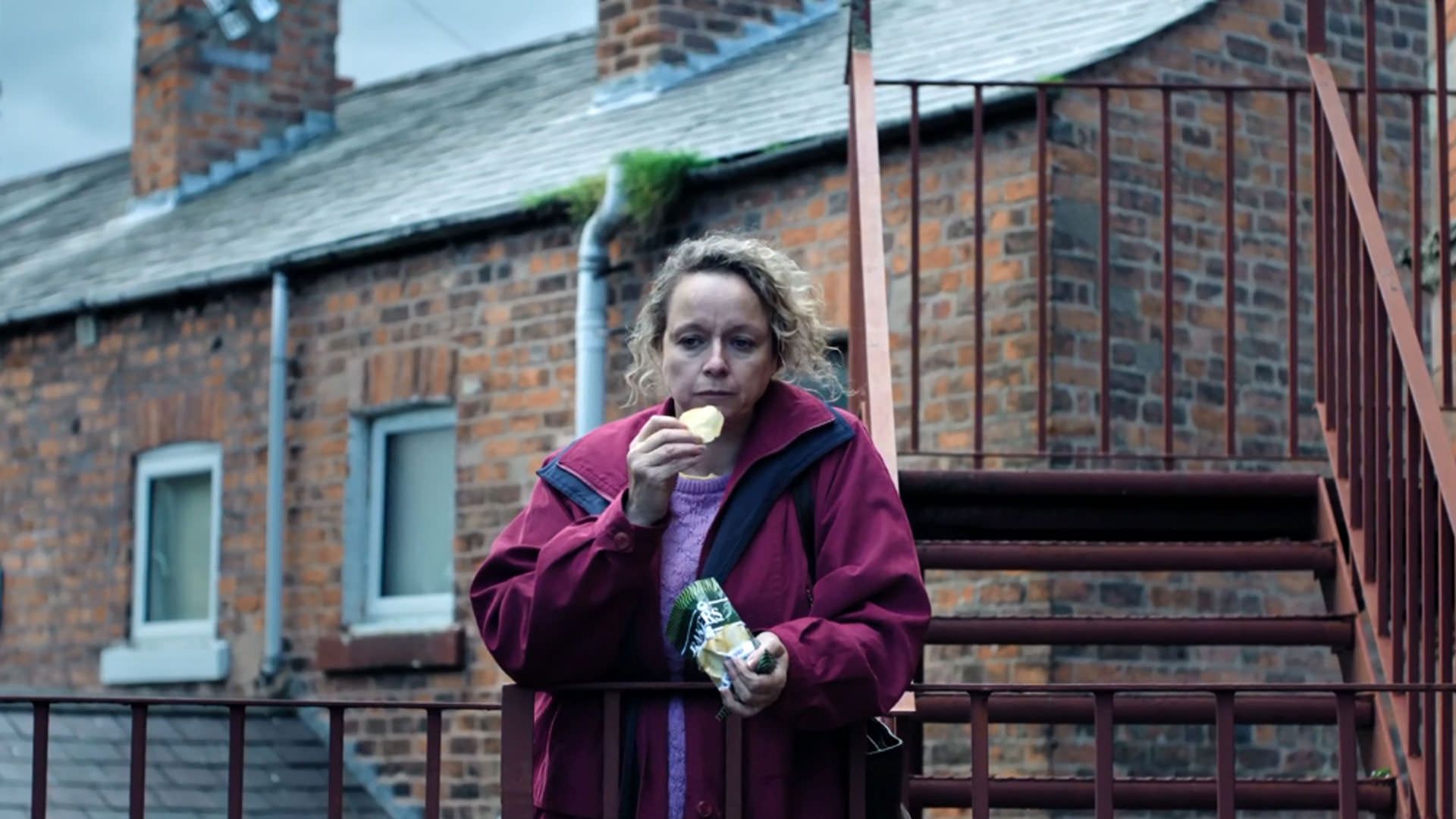 سامانتا مورتون در حال خوردن چیپس در نمایی از فیلم آنمونی به کارگردانی رونن دی لوئیس