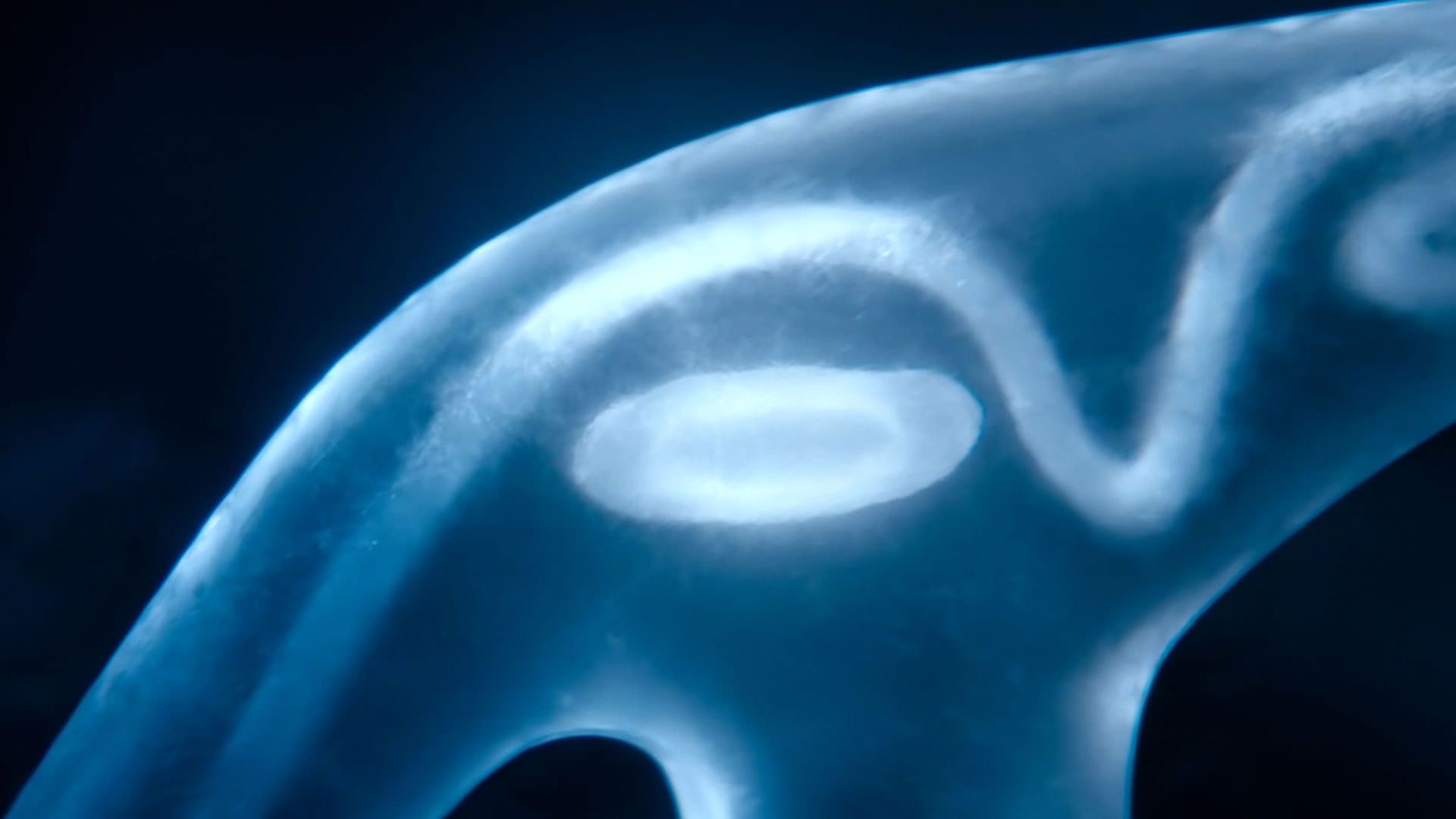 یک موجود درخشان در نمایی از فیلم آنمونی به کارگردانی رونن دی لوئیس