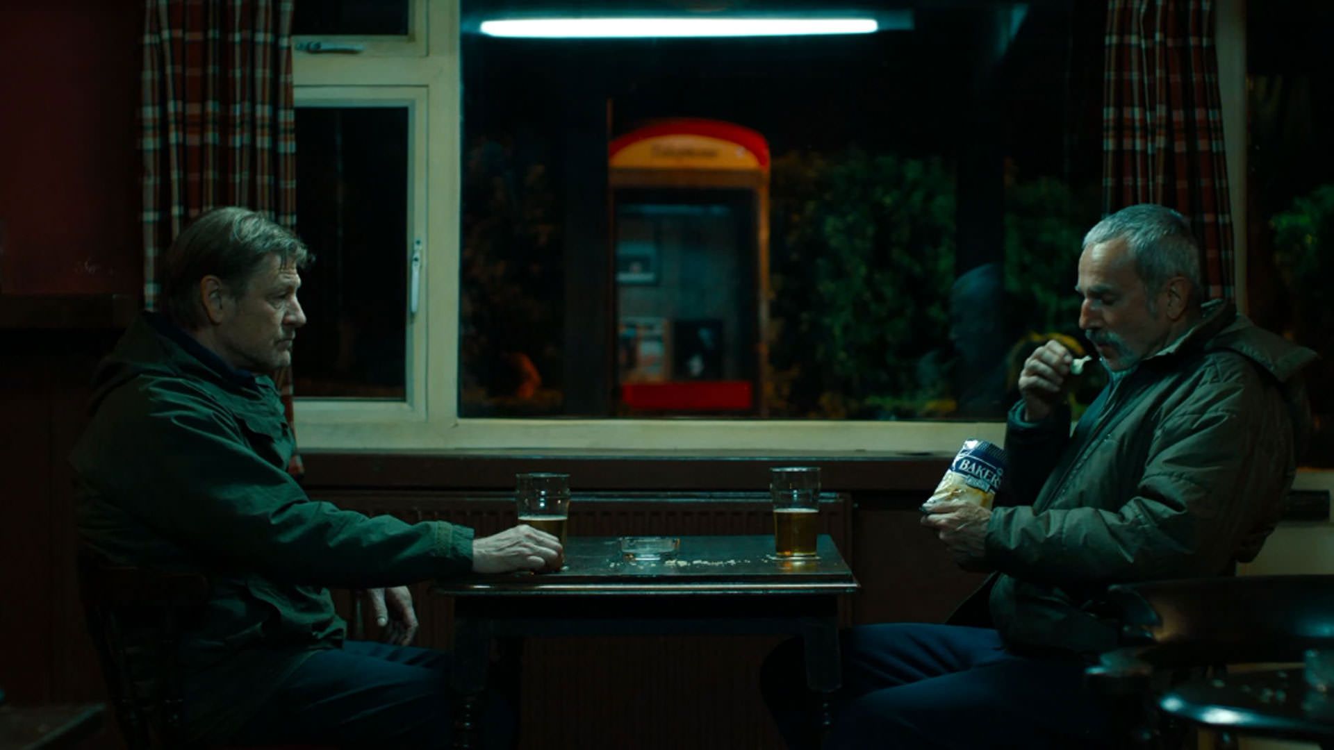 دنیل دی لوئیس نشسته مقابل شان بین داخل یک رستوران در نمایی از فیلم آنمونی به کارگردانی رونن دی لوئیس