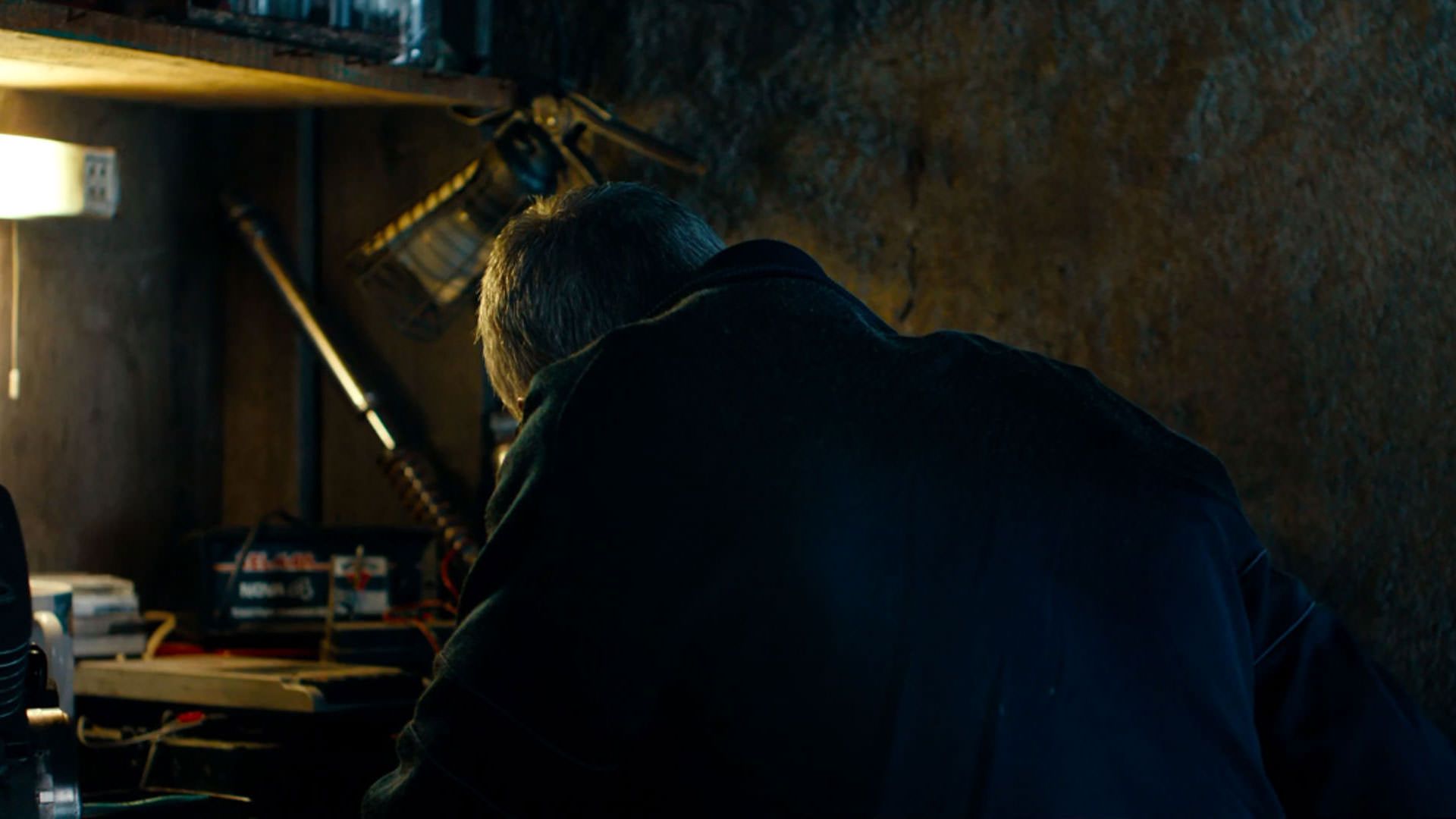 دنیل دی لوئیس را در حال کار داخل انباری از پشت سر می‌بینیم در نمایی از فیلم آنمونی به کارگردانی رونن دی لوئیس