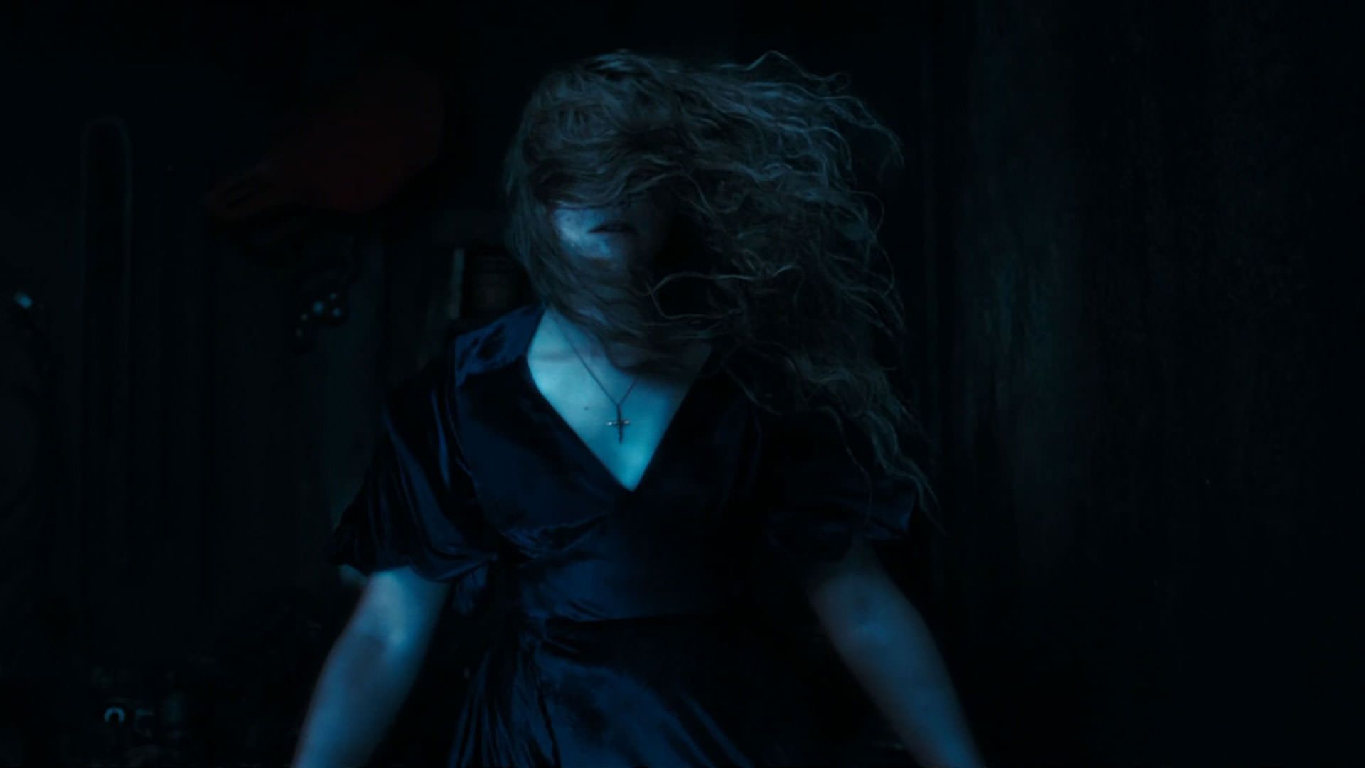 زنی که باد به موهاش زده و صورتش را پوشانده است در نمایی از فیلم آنمونی به کارگردانی رونن دی لوئیس