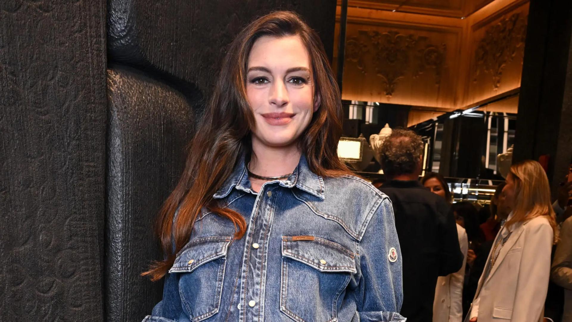 آن هتوی (Anne Hathaway) در مراسم افتتاحیه فروشگاه مونکلر در نیویورک