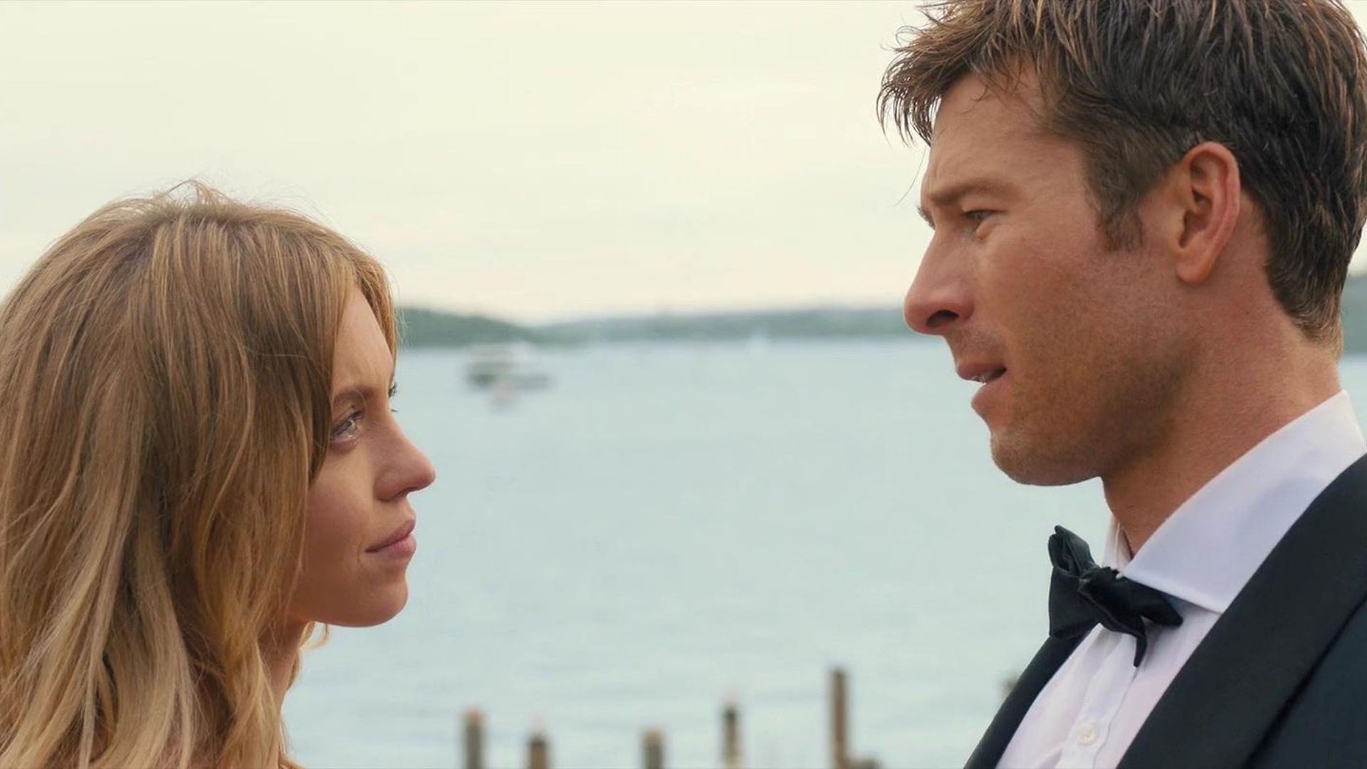 گلن پاول و سیدنی سوئینی در فیلم هر کسی جز تو