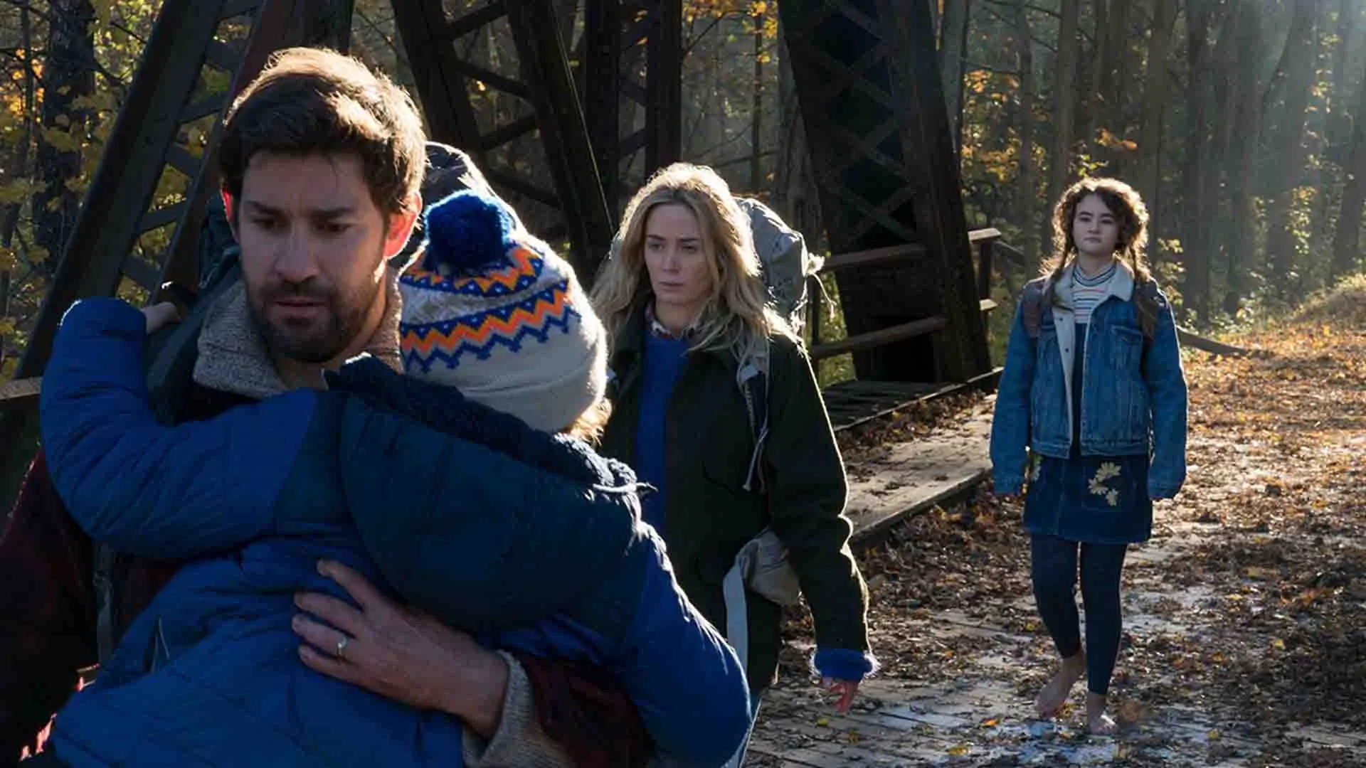 اعضای خانواده ابوت در حال عبور از پل در فیلم A Quiet Place