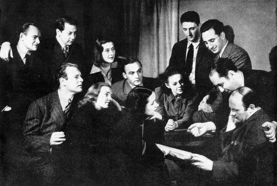 گروهی از افراد در یک نشست کاری با حضور الیا کازان (Elia Kazan)