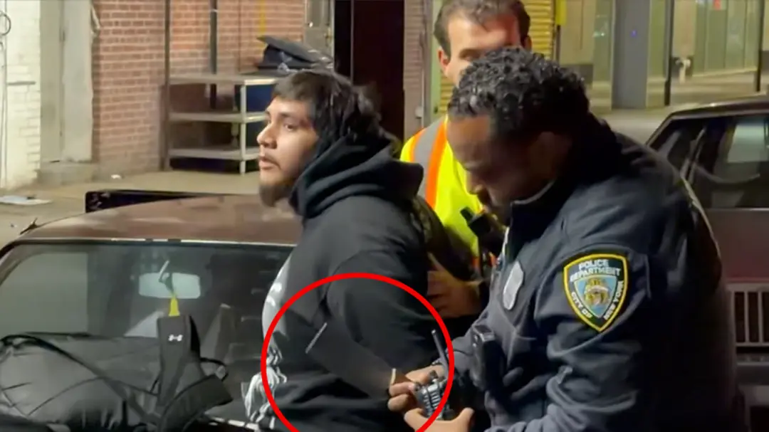 مرد مسلح با ساطور در حال بازداشت توسط افسر پلیس نیویورک (NYPD)