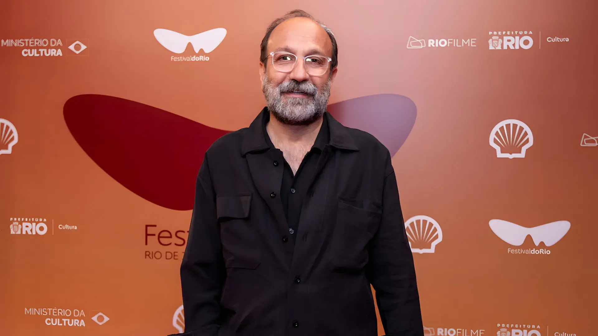 اصغر فرهادی (Asghar Farhadi) در مقابل پس‌زمینه جشنواره فیلم ریو