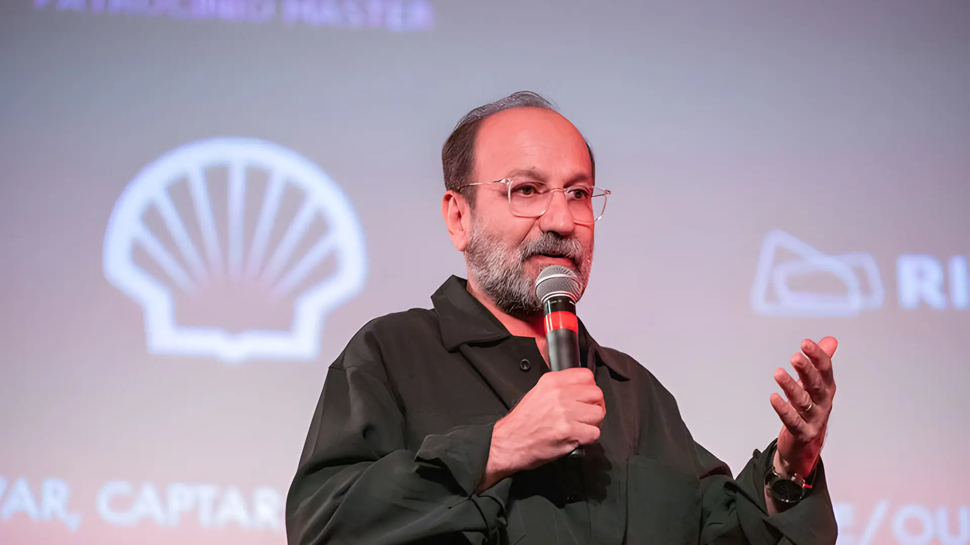 اصغر فرهادی (Asghar Farhadi) در حال صحبت با میکروفون در رویداد