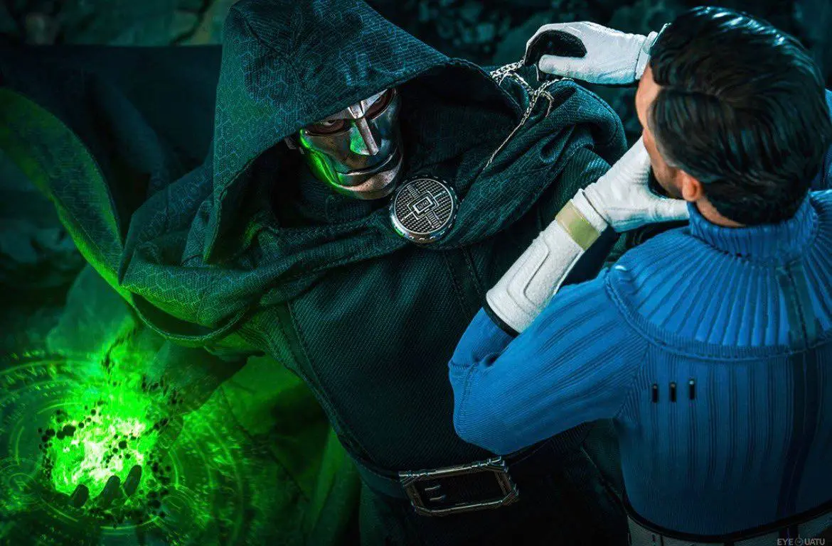 دکتر دووم (Doctor Doom) با ماسک نقره‌ای در حال نبرد با چهار شگفت‌انگیز (Fantastic Four)