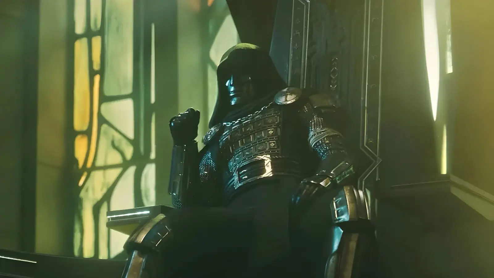 دکتر دووم (Doctor Doom) با زره سیاه روی تخت سلطنتی نشسته است